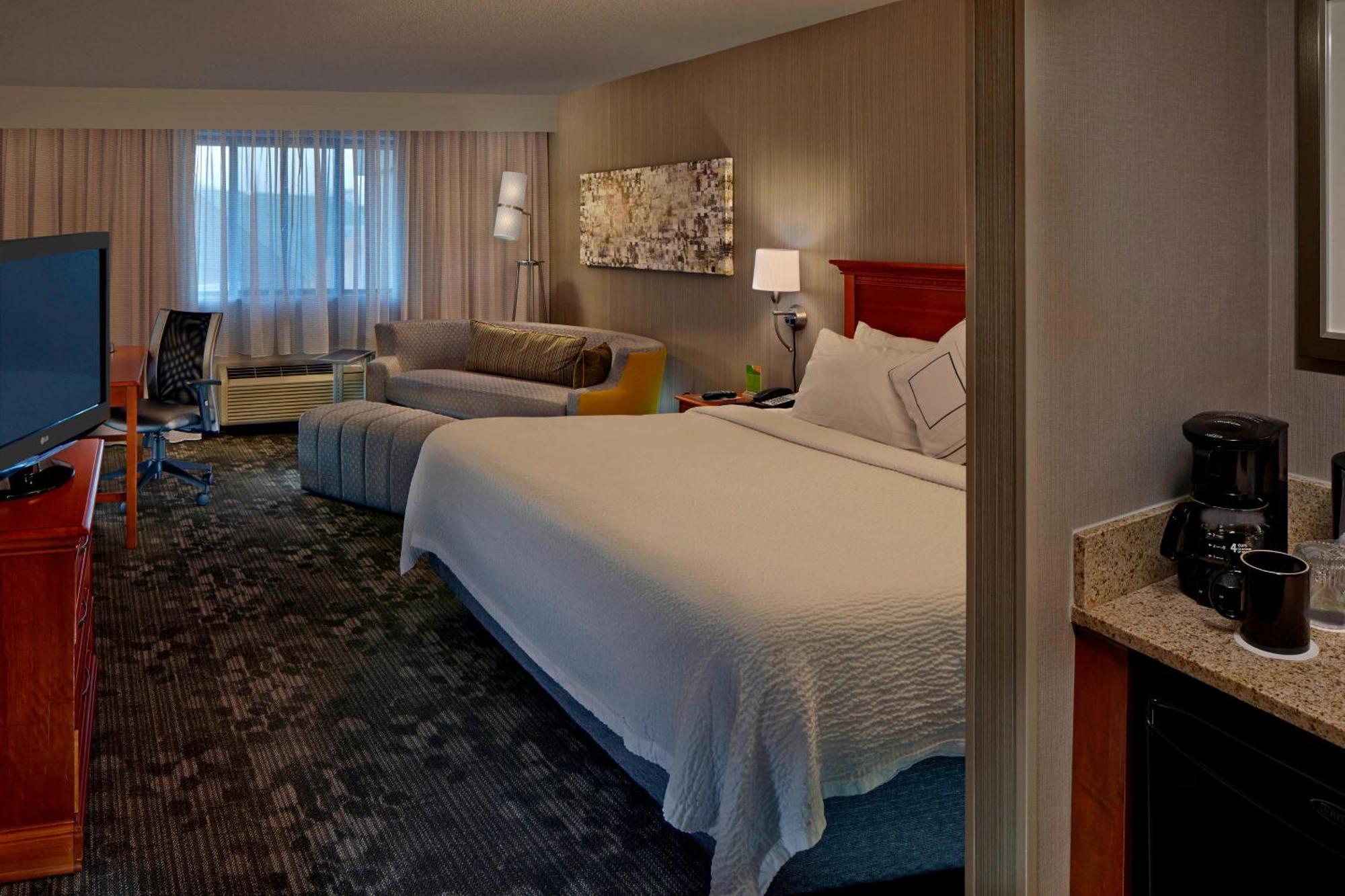 Courtyard Hartford 3*